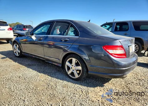 2011 Mercedes-Benz C 300 z USA, uszkodzony, nr VIN WDDGF5EB3BR137460